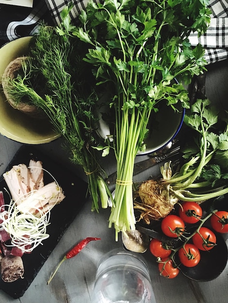 Składniki na stole: zioła i warzywa